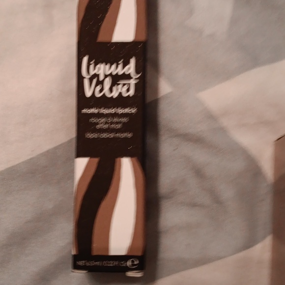 Makeup new moisturizer, blush, eye shadow, mascara, cleanser, lip liner,lipstick - Picture 5 of 8